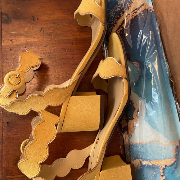 Yellow gold sandals Unisa suede EUC size 6.5.  Heel 2.5. Smoke/pet free home. - Picture 4 of 10